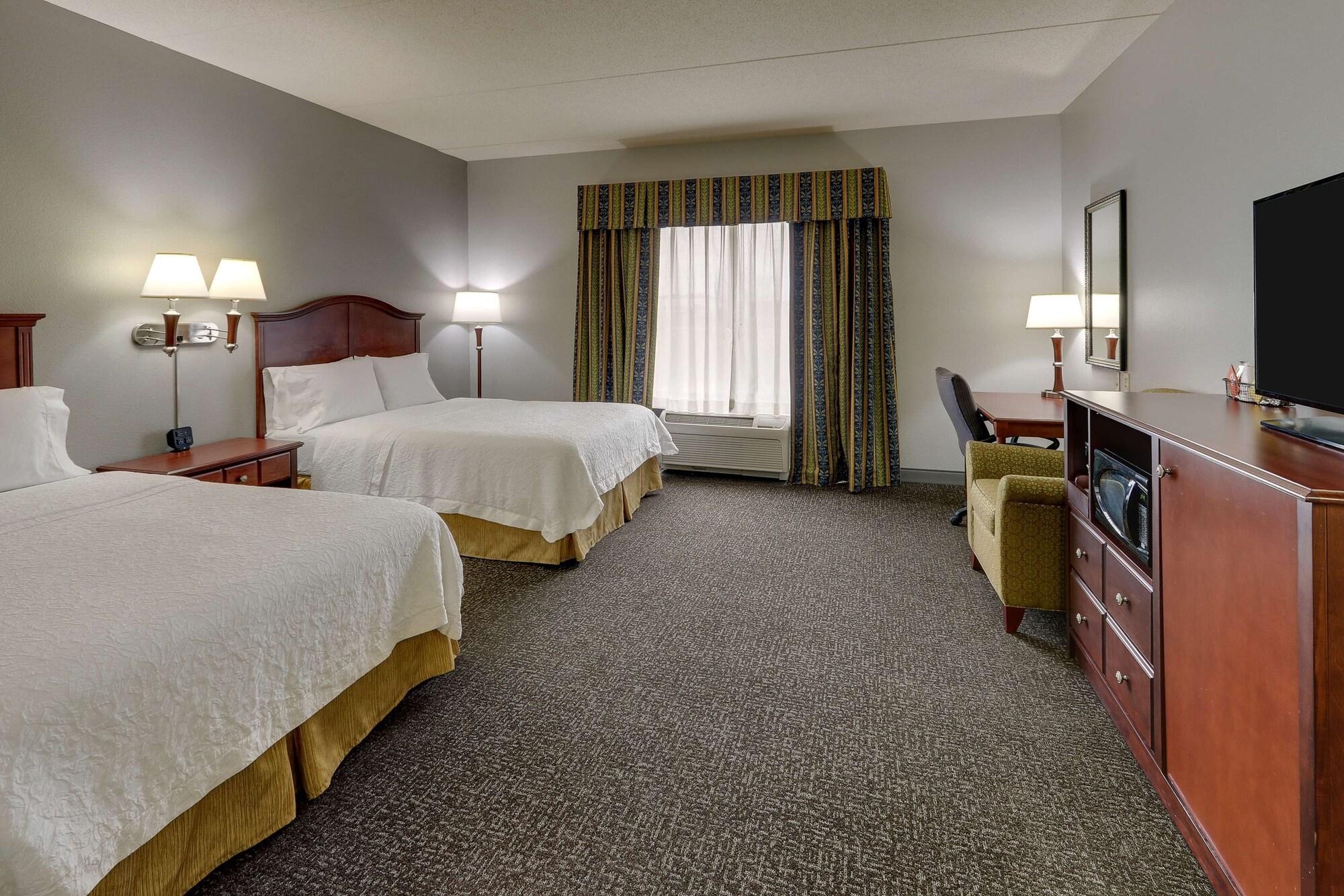 Hampton Inn & Suites Indianapolis-Airport Buitenkant foto