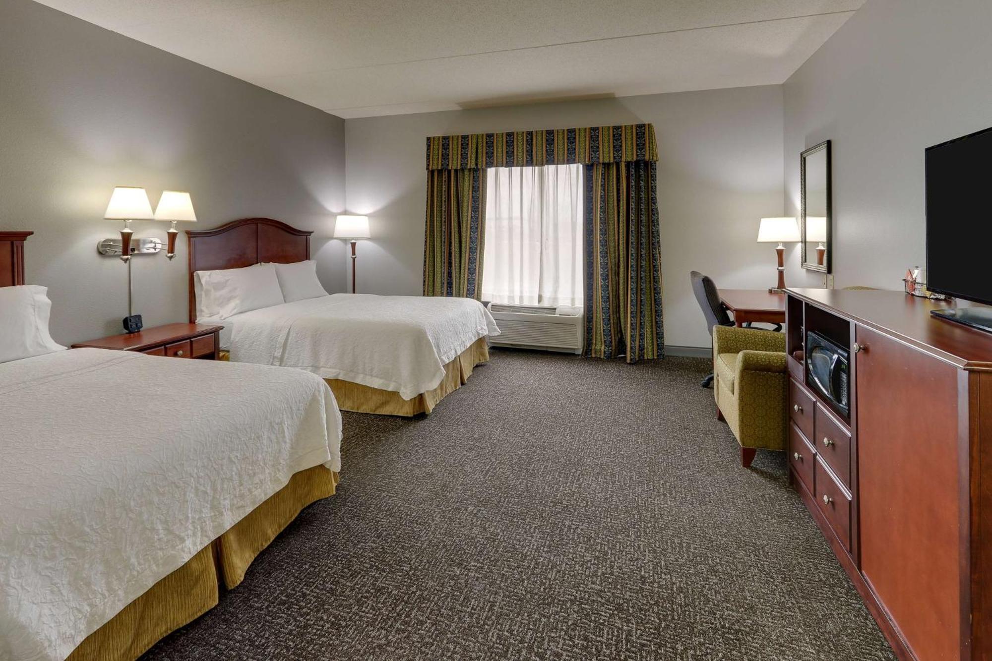 Hampton Inn & Suites Indianapolis-Airport Buitenkant foto